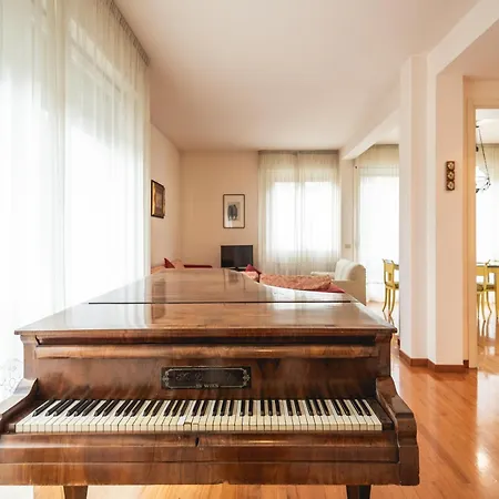 Royale Melody - Near The Historical Centre Of Apartment